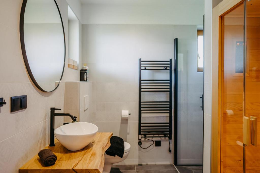 A bathroom at Kellerstöckl Huber in Eisenberg