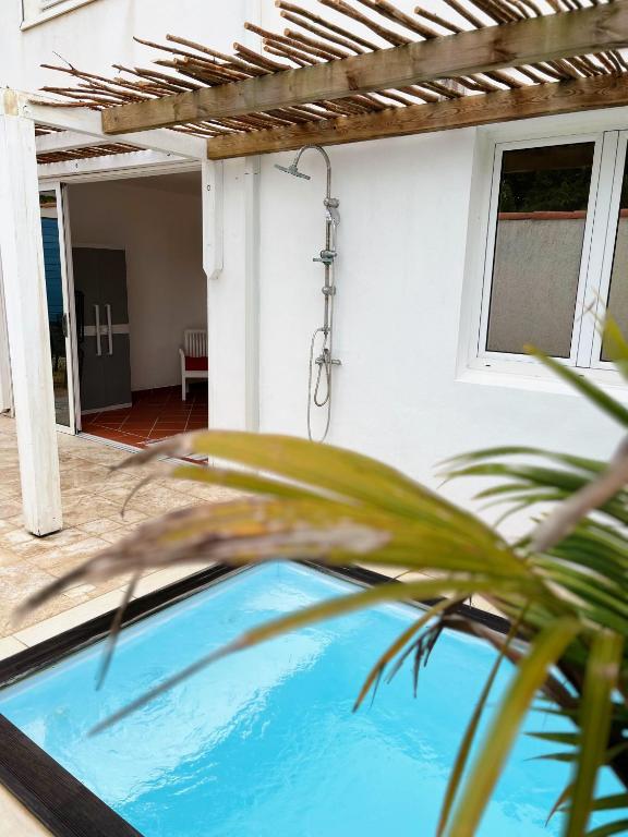 Bazén v ubytování Gite Corossol Martinique nebo v jeho okolí