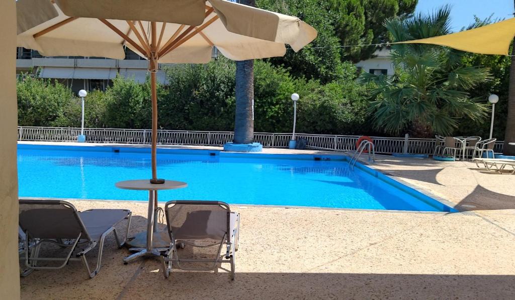 Bazén v ubytování Nireus Hotel nebo v jeho okolí