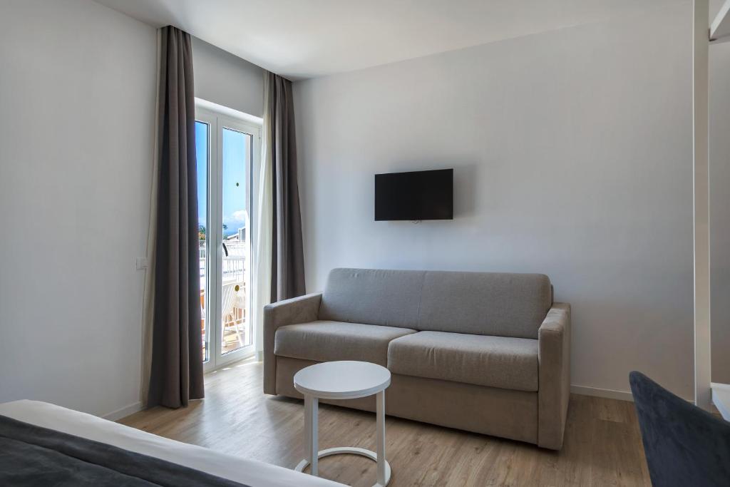 TV a/nebo společenská místnost v ubytování Hotel Isabella Sorrento