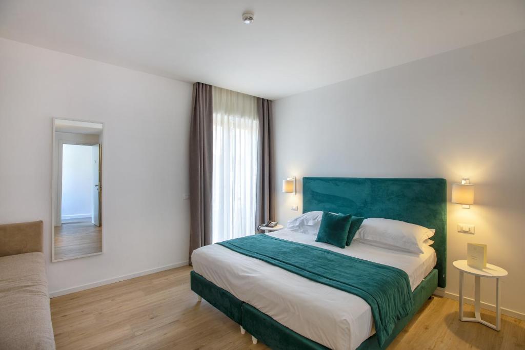 Postel nebo postele na pokoji v ubytování Hotel Isabella Sorrento