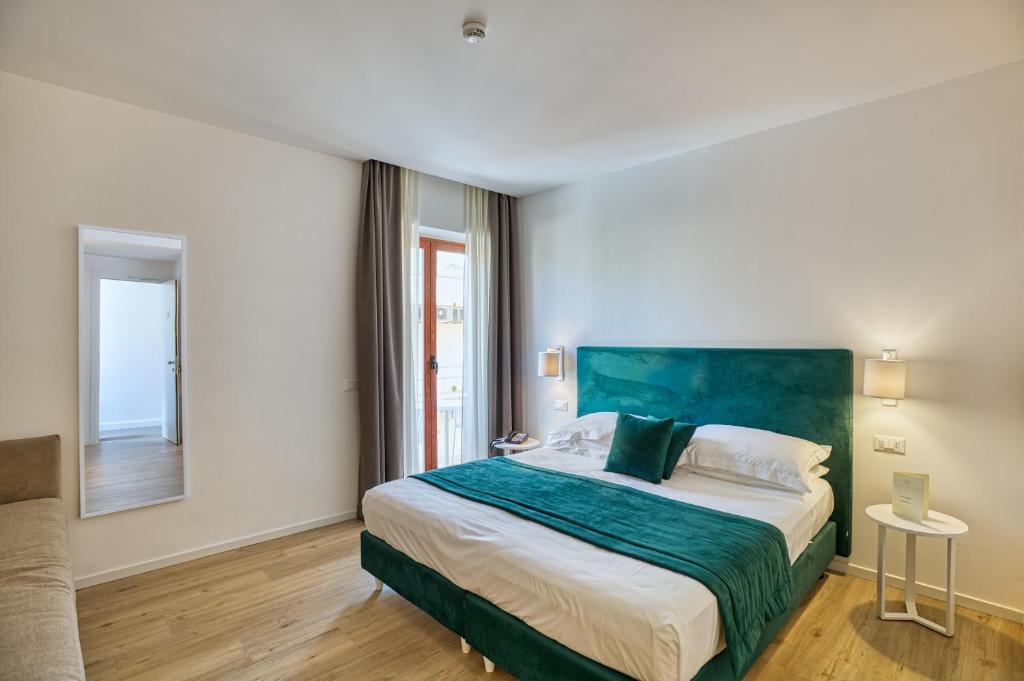 Postel nebo postele na pokoji v ubytování Hotel Isabella Sorrento