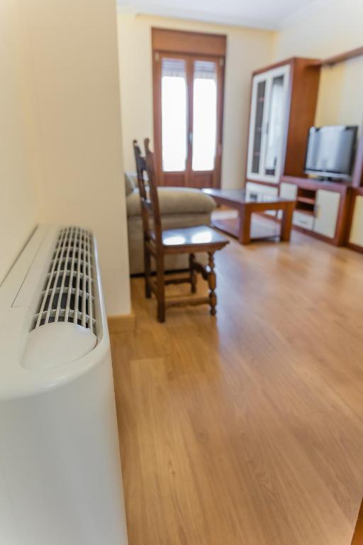 Televízia a/alebo spoločenská miestnosť v ubytovaní Apartamentos & casas rurales Santo Domingo de Silos