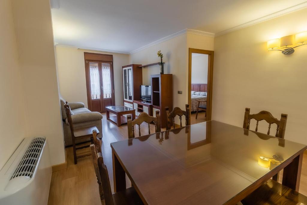Posedenie v ubytovaní Apartamentos & casas rurales Santo Domingo de Silos