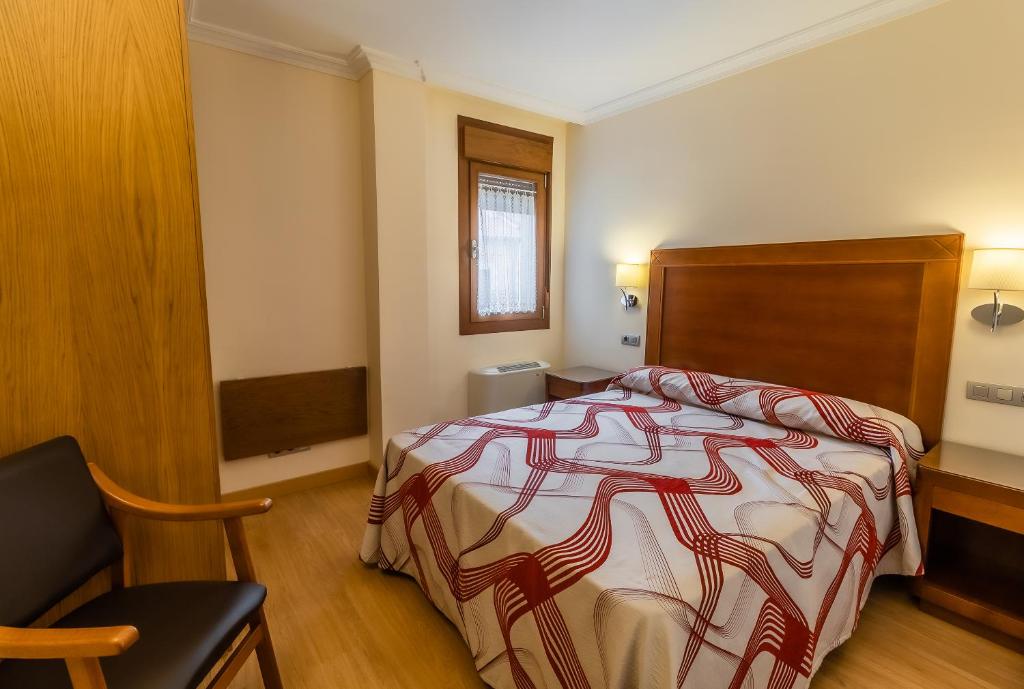 Posteľ alebo postele v izbe v ubytovaní Apartamentos & casas rurales Santo Domingo de Silos