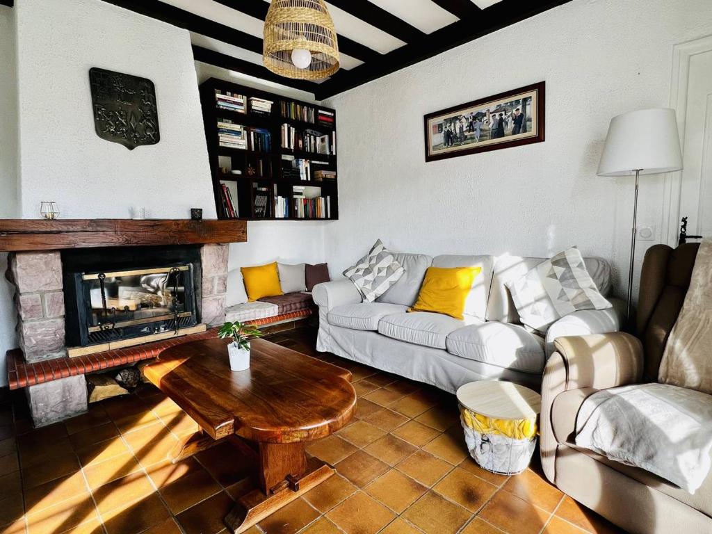 Część wypoczynkowa w obiekcie Maison T4 à Cambo-les-Bains: 5 couchages, jardin arboré, balcon, cheminée, animaux acceptés, Wi-Fi fibre - FR-1-495-114