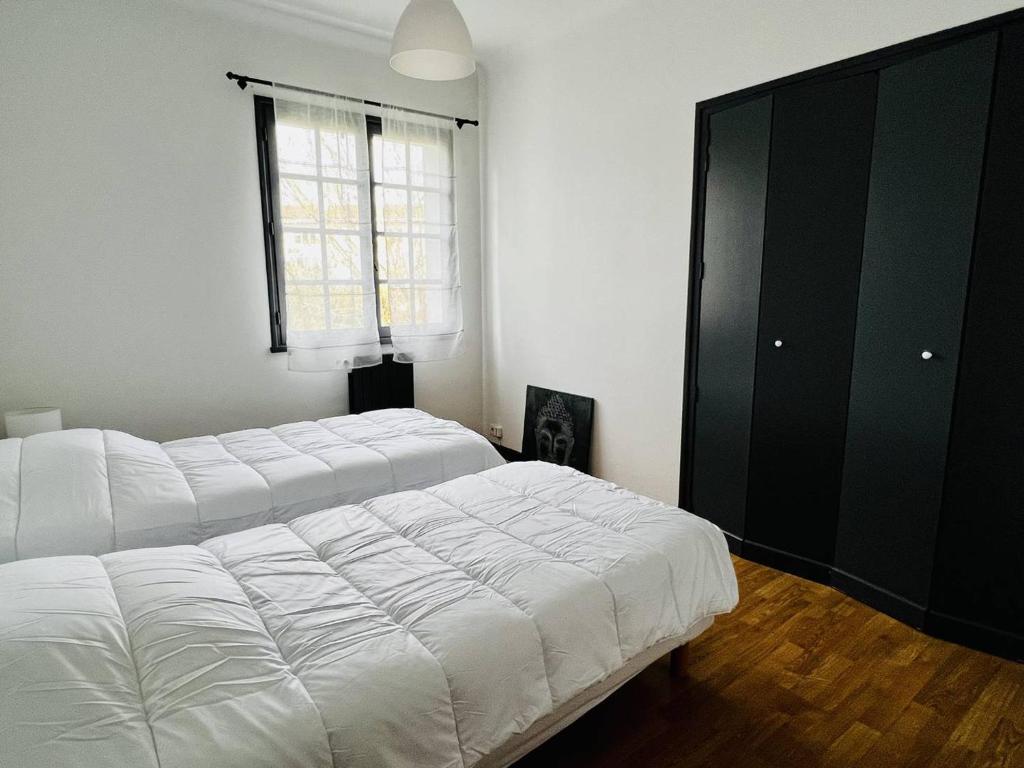 Łóżko lub łóżka w pokoju w obiekcie Maison T4 à Cambo-les-Bains: 5 couchages, jardin arboré, balcon, cheminée, animaux acceptés, Wi-Fi fibre - FR-1-495-114