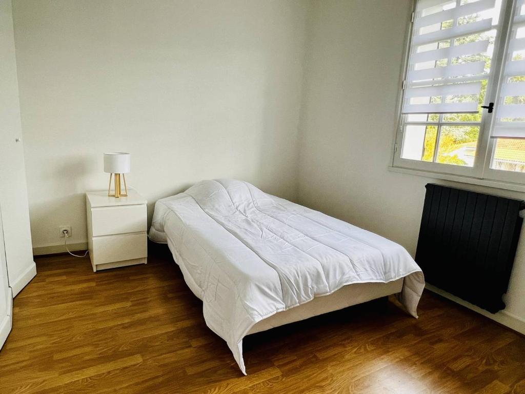 Łóżko lub łóżka w pokoju w obiekcie Maison T4 à Cambo-les-Bains: 5 couchages, jardin arboré, balcon, cheminée, animaux acceptés, Wi-Fi fibre - FR-1-495-114