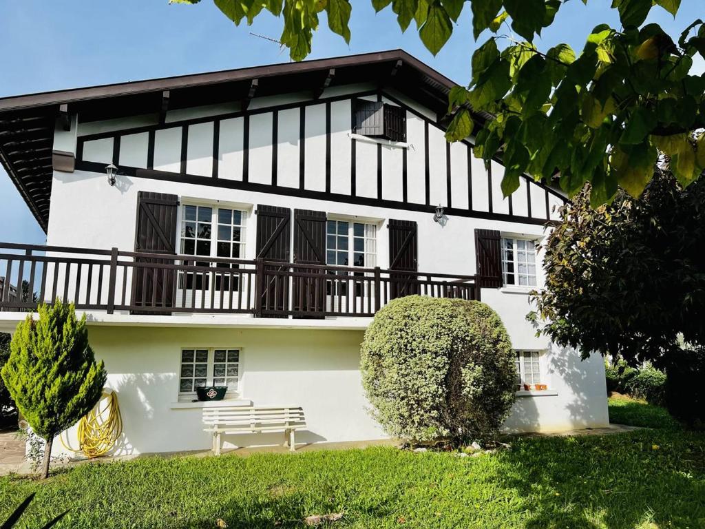 Ogród w obiekcie Maison T4 à Cambo-les-Bains: 5 couchages, jardin arboré, balcon, cheminée, animaux acceptés, Wi-Fi fibre - FR-1-495-114