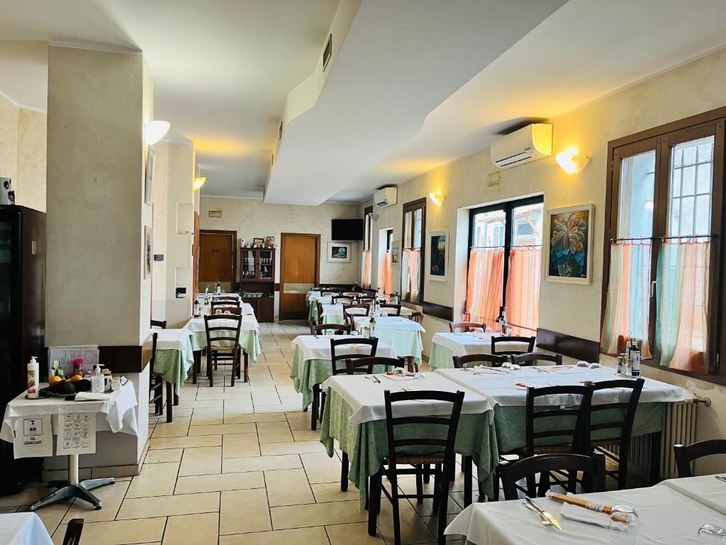 Reštaurácia alebo iné gastronomické zariadenie v ubytovaní Al Cacciatore