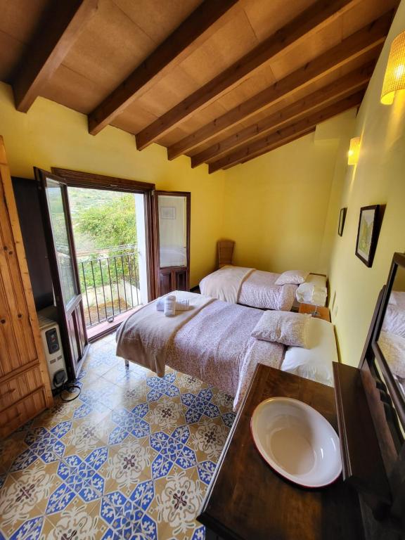 1 dormitorio con 1 cama y lavamanos. en Casa Rural La Severina en Hervás
