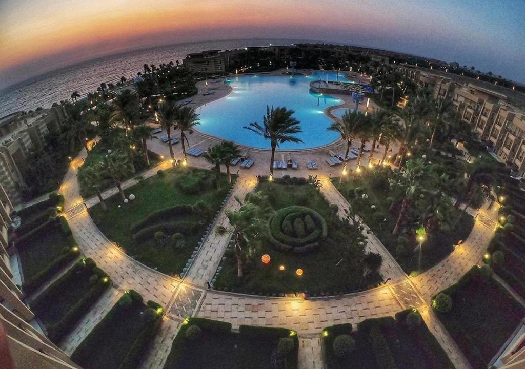 uma vista aérea de uma piscina na praia à noite em Grand Ocean El Sokhna em Ain Sokhna