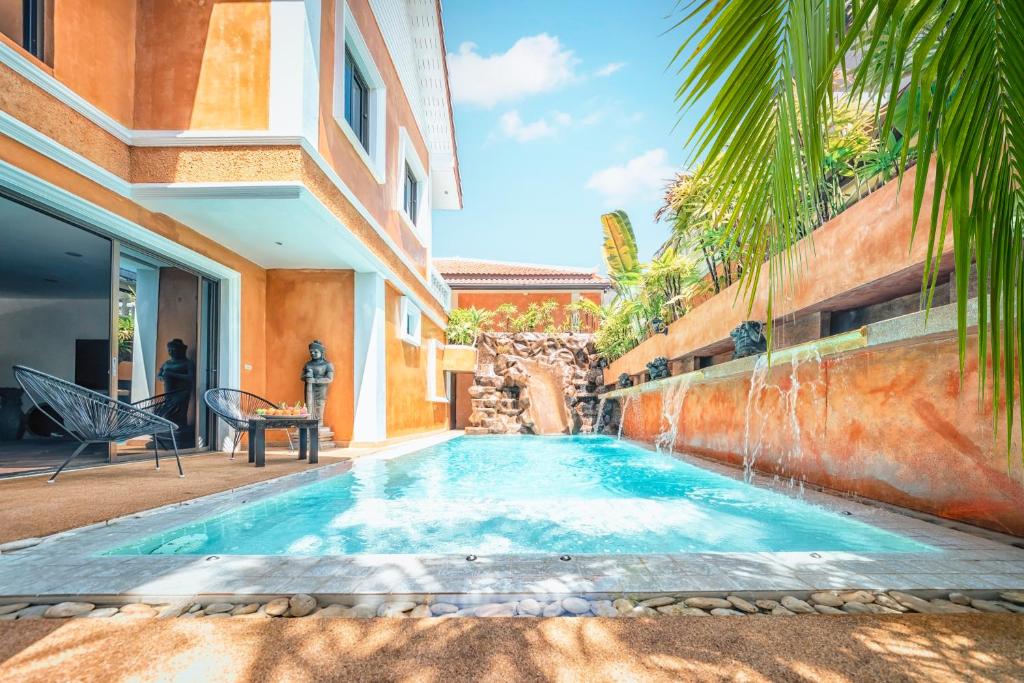 - une piscine dans l'arrière-cour d'une maison dans l'établissement HIDELAND Luxury Pool Villa Pattaya Walking Street 5 Bedrooms, à Pattaya (sud)