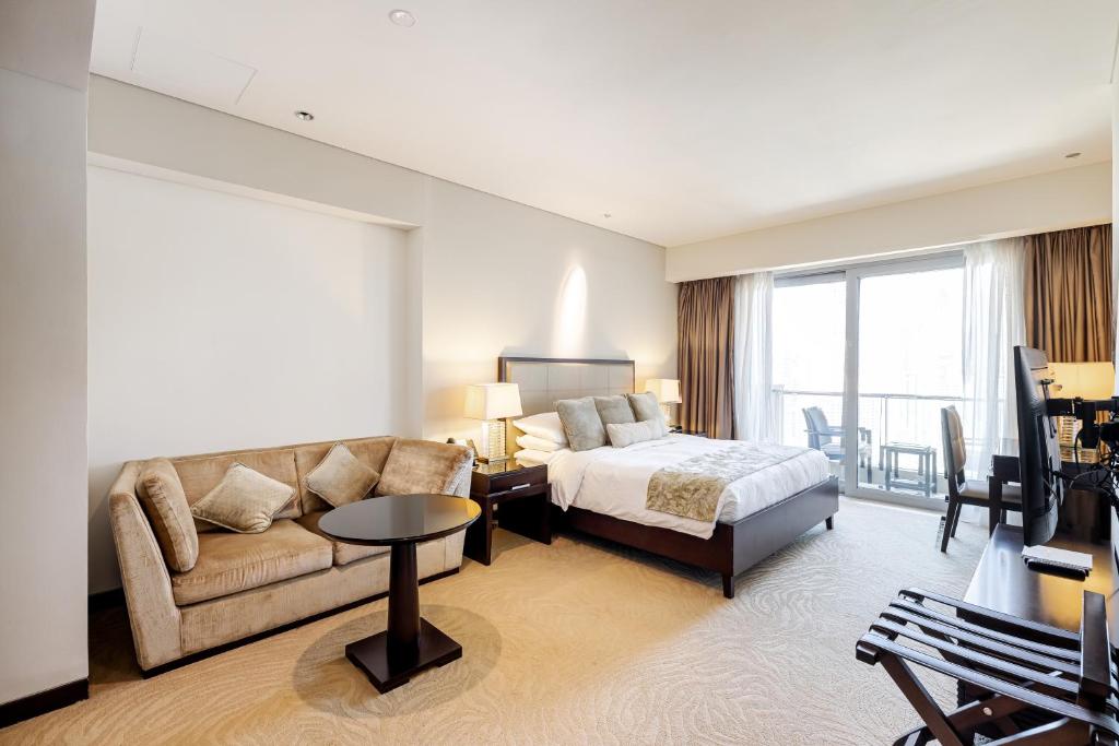 una camera d'albergo con letto e divano di Studio Marina View Access to Marina Mall a Dubai