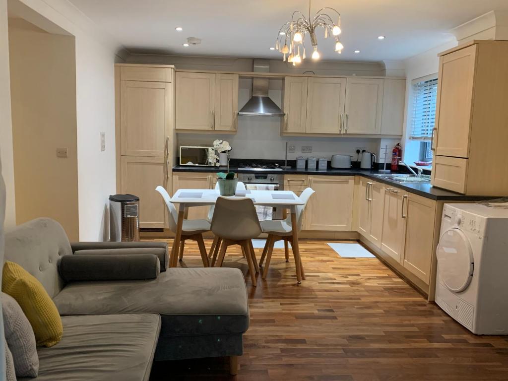 ein Wohnzimmer mit Tisch und Küche in der Unterkunft Centra St albans city 2bedRoom 2 shower ROOM APT free parink in St Albans