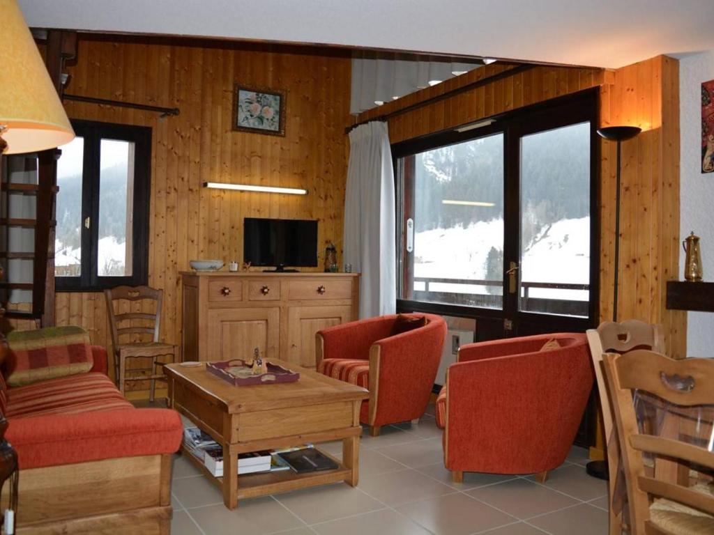 ein Wohnzimmer mit Stühlen, einem Sofa und einem Tisch in der Unterkunft Appartement Le Grand-Bornand, 5 pièces, 8 personnes - FR-1-241-197 in Le Grand-Bornand