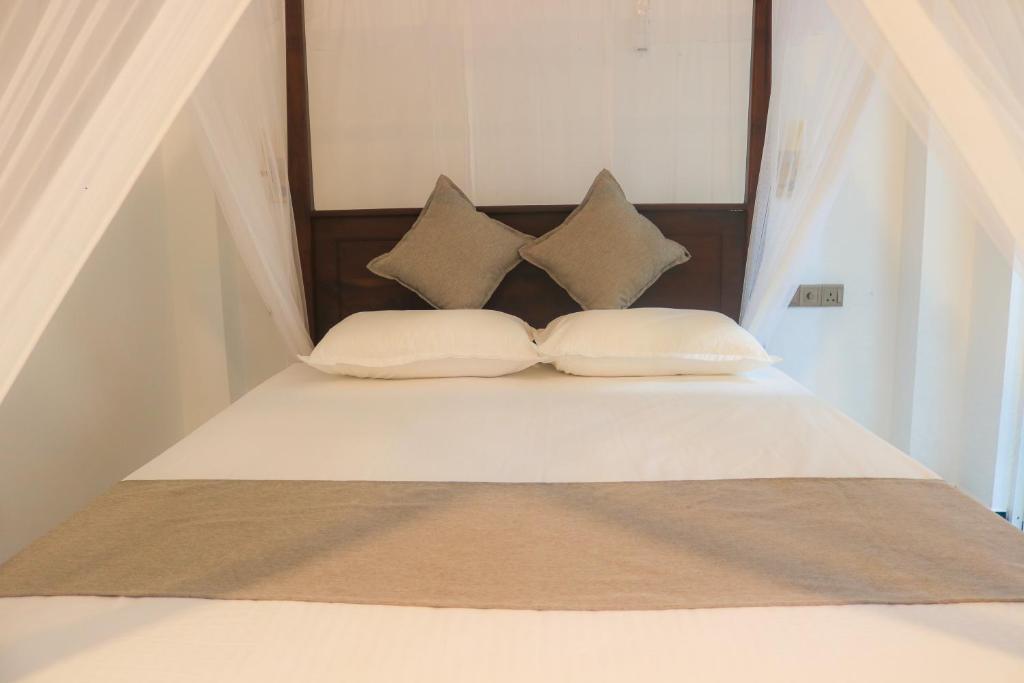 Postel nebo postele na pokoji v ubytování Eden Roc Guest Inn