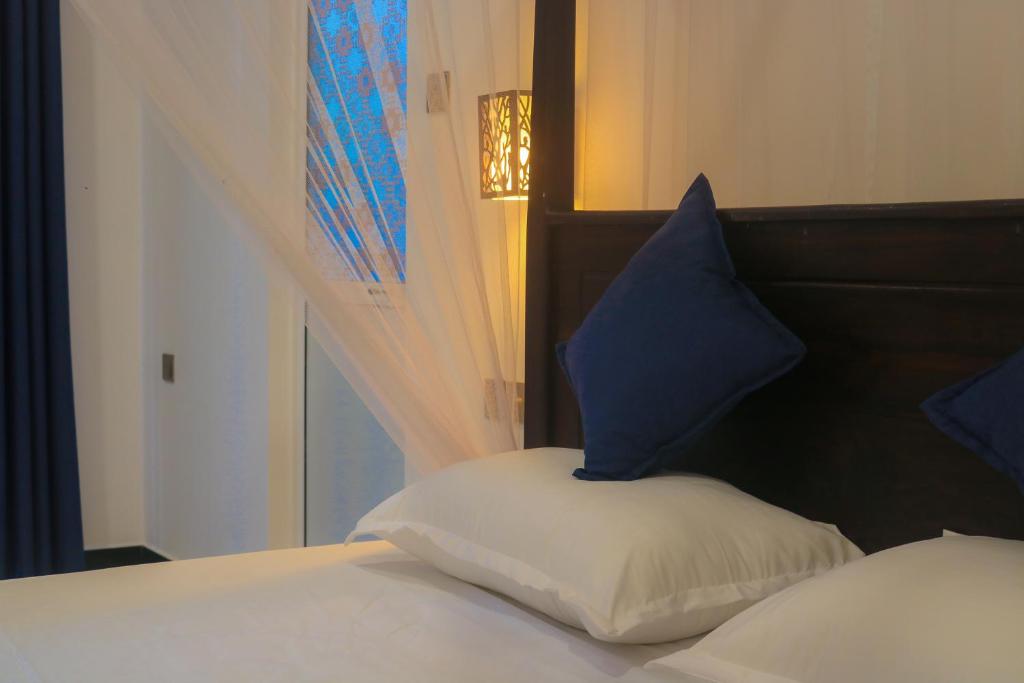 Postel nebo postele na pokoji v ubytování Eden Roc Guest Inn
