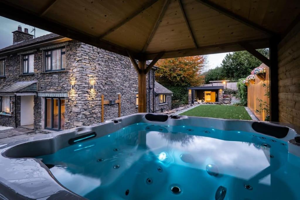 Stunning Detached Lakeland Stone House, Hot Tub, BownessonWindermere