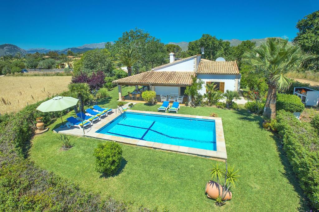 El Port的住宿－Pollensa - 40788 Mallorca，享有带游泳池的房屋的空中景致