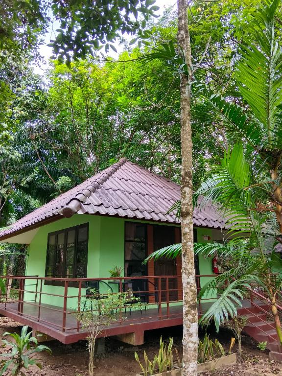 Zahrada ubytování Khao Sok River & Jungle Bungalow