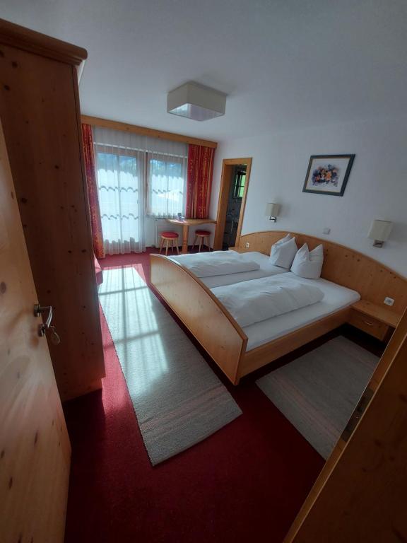 ein Schlafzimmer mit einem großen Bett in einem Zimmer in der Unterkunft Haus Theresia Alpbach in Alpbach