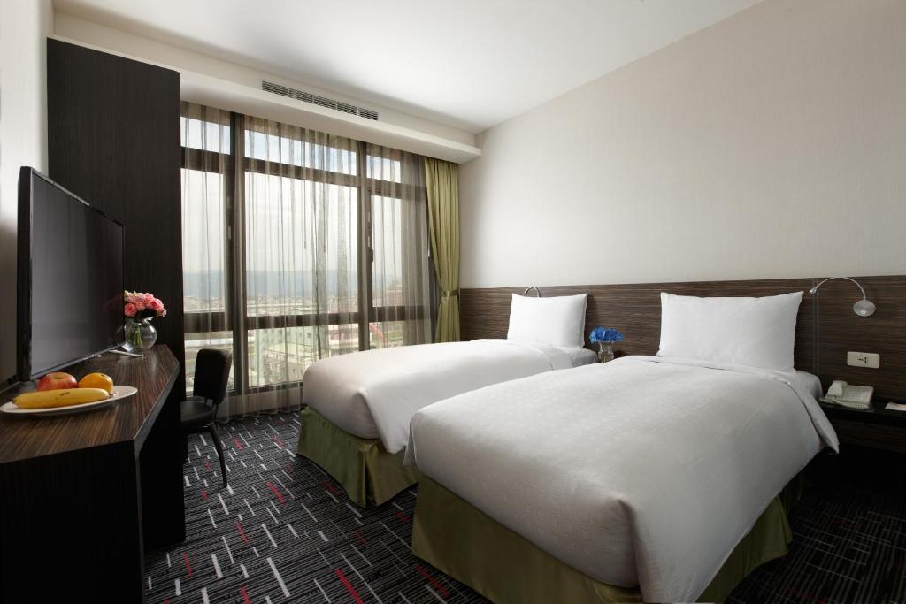 A bed or beds in a room at Capital Hotel SongShan
