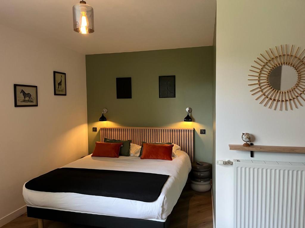 Кровать или кровати в номере Le Clos Du Pontic Logis et Cit'Hotel