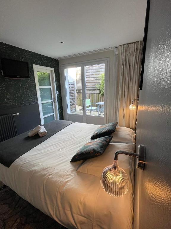 Le Clos Du Pontic Logis et Cit'Hotel - Habitación Doble Confort Con Patio Y Cama Grande