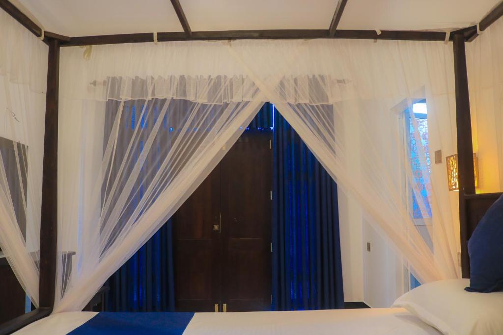 Postel nebo postele na pokoji v ubytování Eden Roc Guest Inn