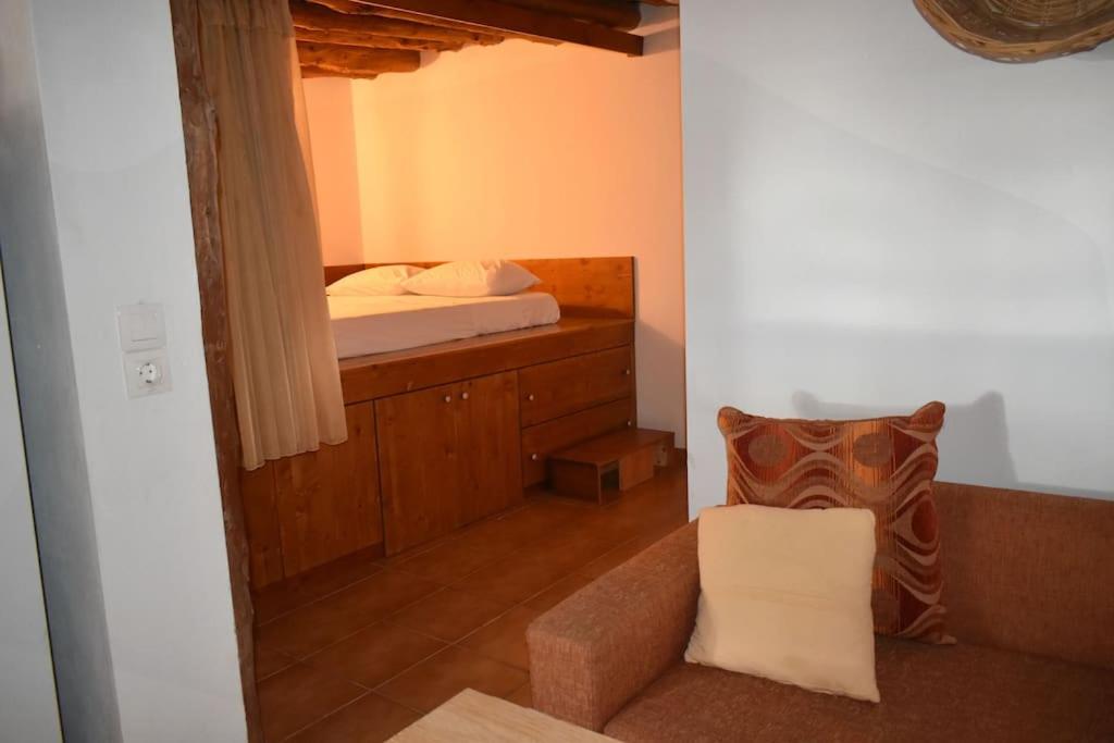 Postel nebo postele na pokoji v ubytování Lithos House
