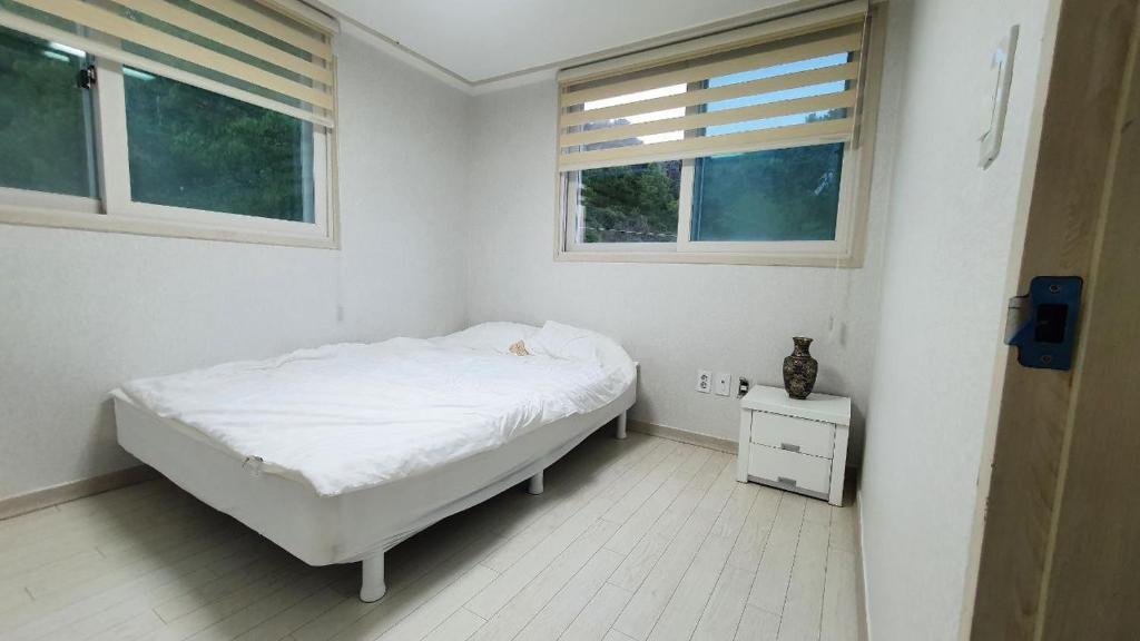 Postel nebo postele na pokoji v ubytování Gamseong House