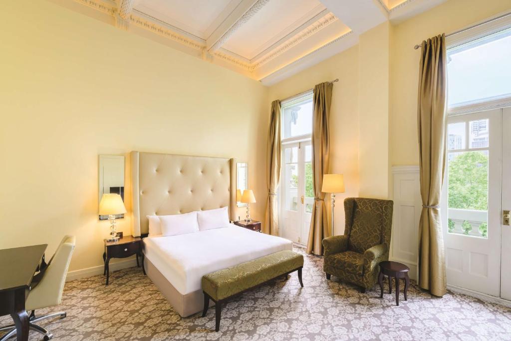 Postel nebo postele na pokoji v ubytování Rendezvous Hotel Melbourne