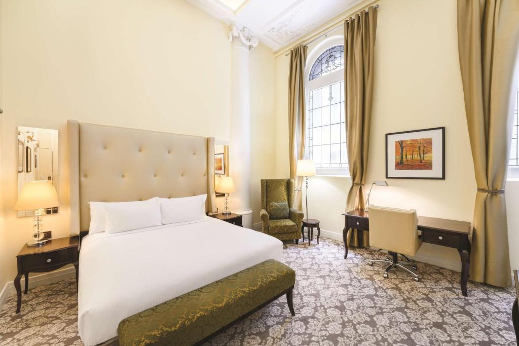 Tempat tidur dalam kamar di Rendezvous Hotel Melbourne