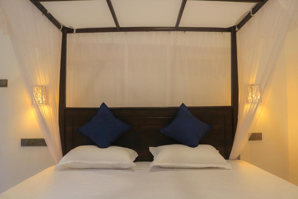 Postel nebo postele na pokoji v ubytování Eden Roc Guest Inn