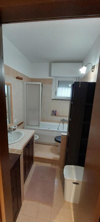 W łazience znajduje się umywalka i wanna. w obiekcie Chri02House w mieście Rozzano