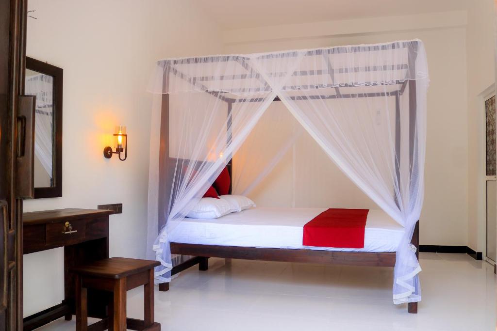 Postel nebo postele na pokoji v ubytování Eden Roc Guest Inn