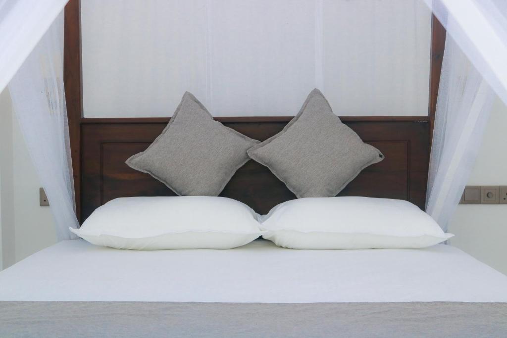 Postel nebo postele na pokoji v ubytování Eden Roc Guest Inn