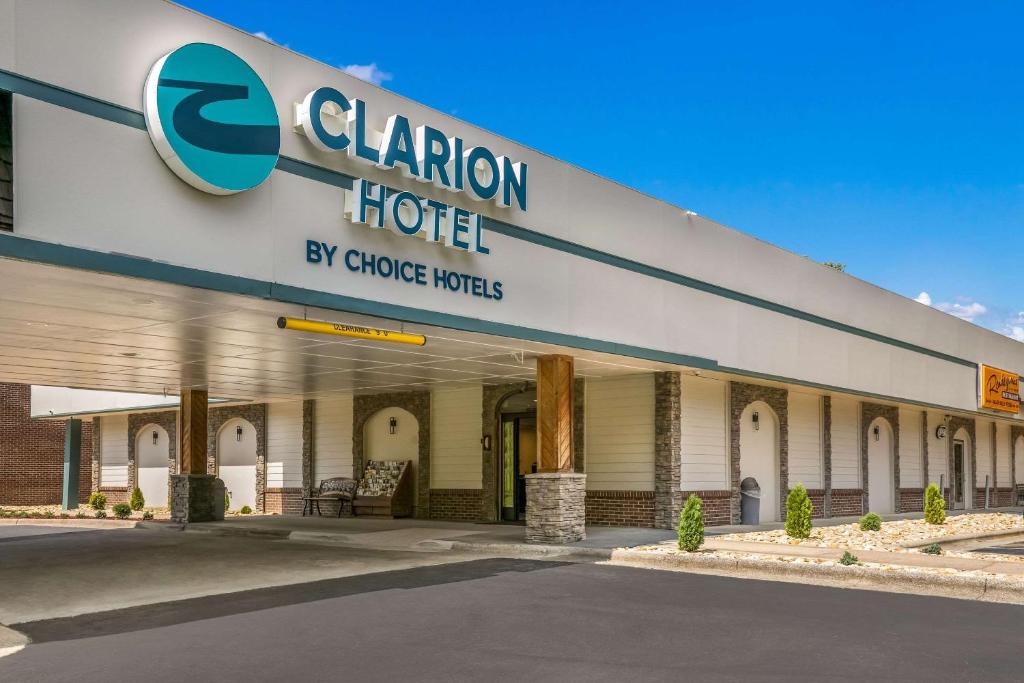un edificio con un letrero para un hotel claripton en Clarion Hotel Conference Center, en Maggie Valley