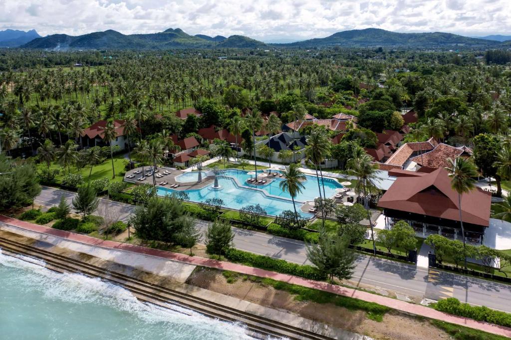Ban Pak Nam PranにあるWyndham Hua Hin Pranburi Resort & Villasのスイミングプール付きのリゾートの空中ビュー