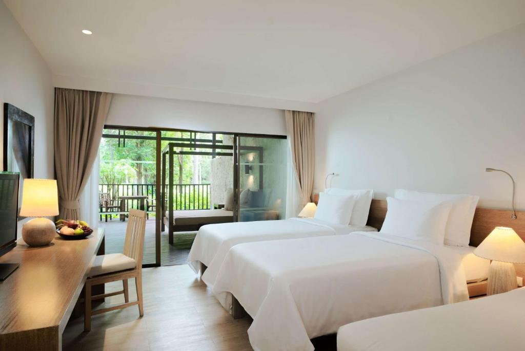 Postel nebo postele na pokoji v ubytování Wyndham Hua Hin Pranburi Resort & Villas