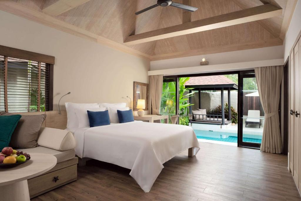 Postel nebo postele na pokoji v ubytování Wyndham Hua Hin Pranburi Resort & Villas