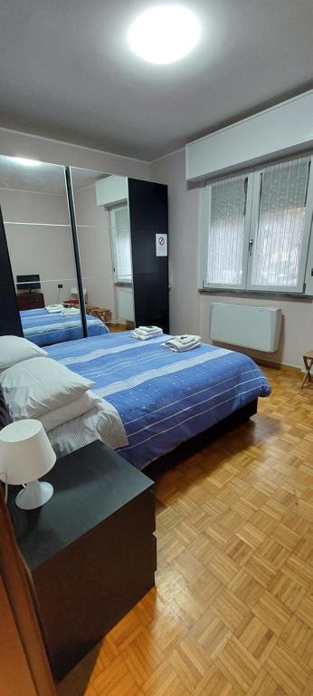 sypialnia z 2 łóżkami i niebieską kołdrą w obiekcie Chri02House w mieście Rozzano