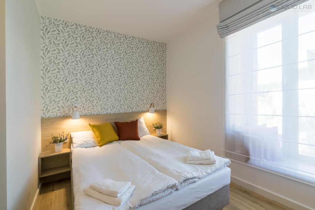 Un dormitorio con una cama grande y una ventana en Ośrodek Turystyczny Warzenko en Warzenko