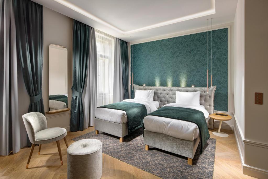 Postel nebo postele na pokoji v ubytování Mamaison Hotel Riverside Prague