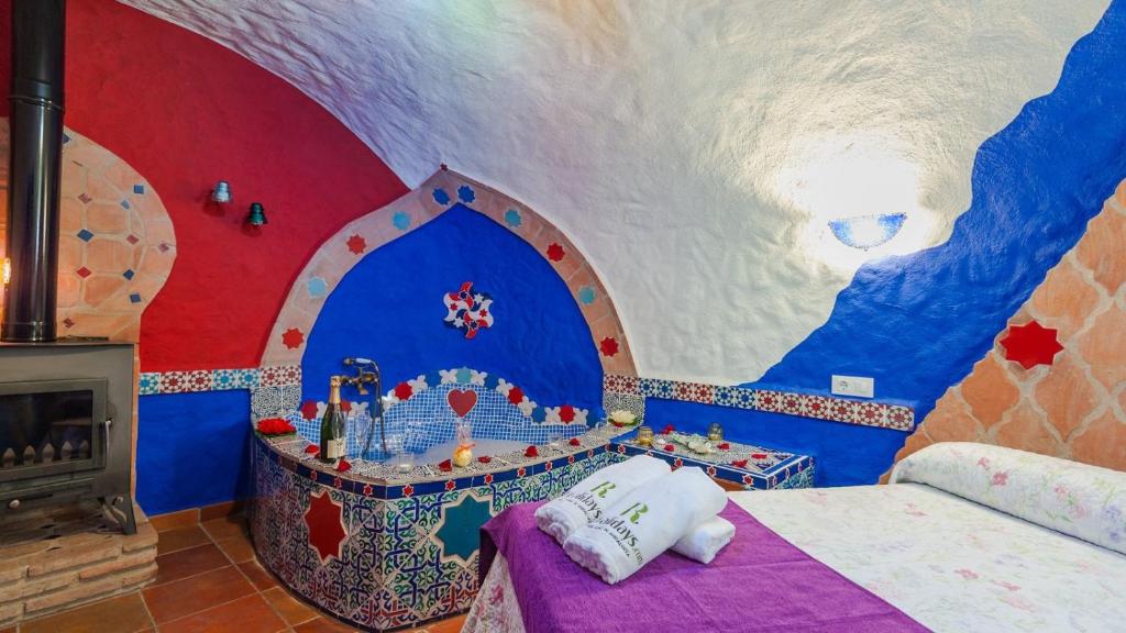 Postel nebo postele na pokoji v ubytování Cueva del Tito Hinojares by Ruralidays