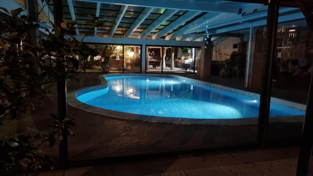 ein Schwimmbad in einem Gebäude in der Nacht in der Unterkunft Delux Apartment 