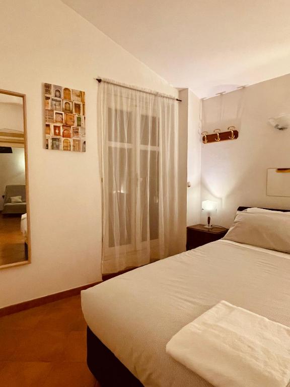 A bed or beds in a room at Rome Downtown Apartment_Sistina