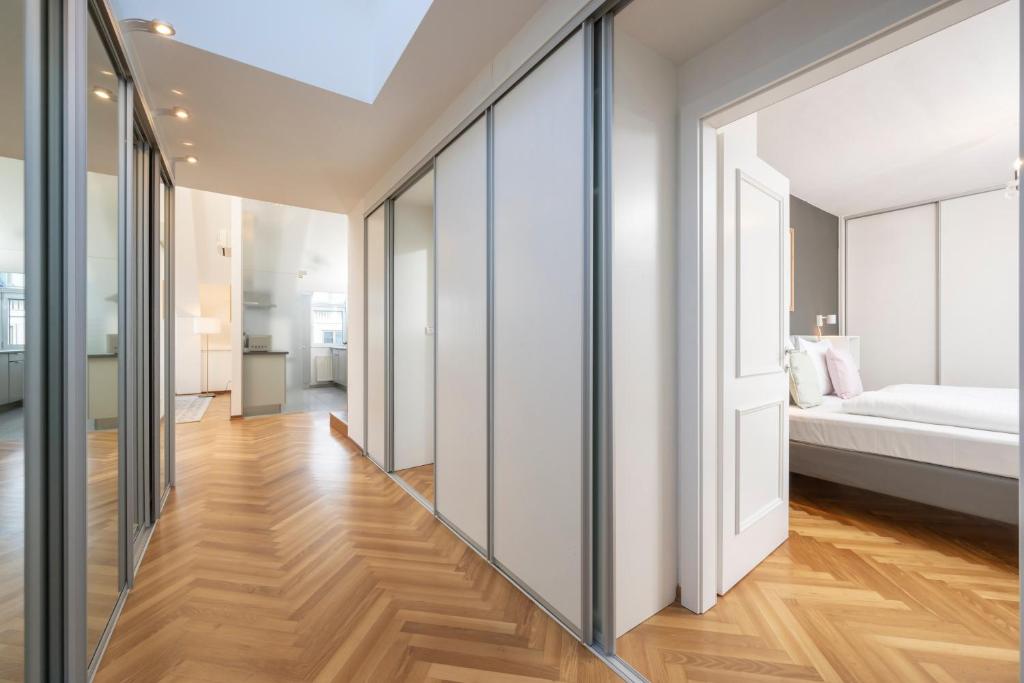 A bed or beds in a room at Penthouse Staatsoper