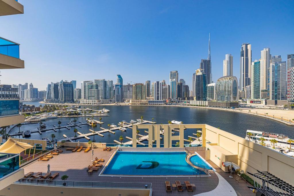 Výhled na bazén z ubytování Daniels 1BR Business Bay Partial Burj Khalifa View nebo okolí